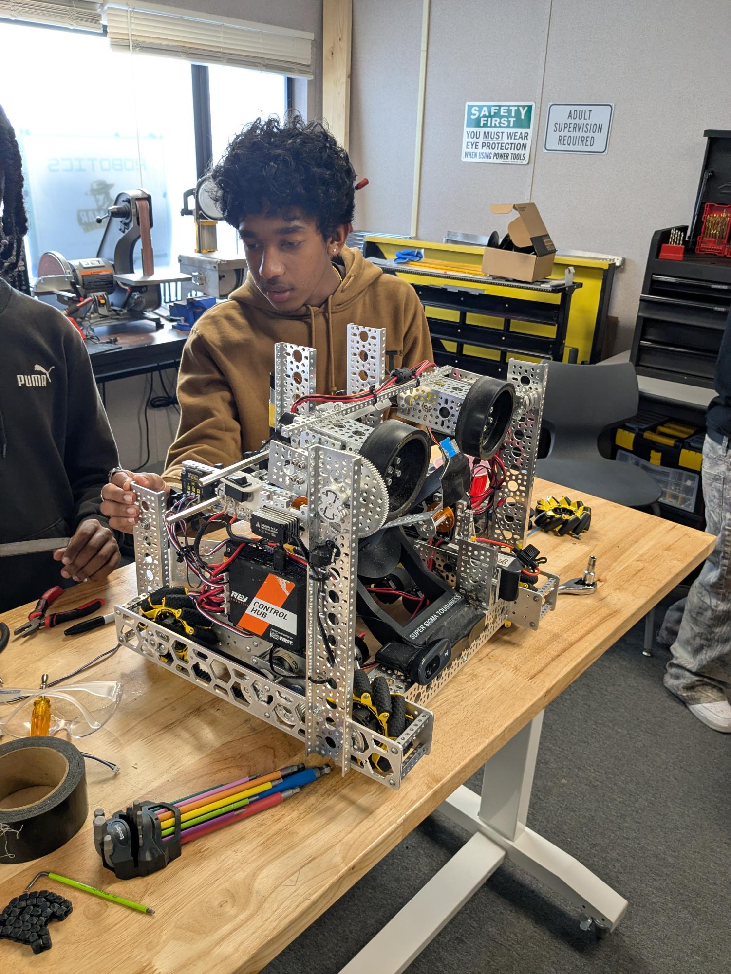 BlenderBots working on robot for the First Tech Challenge. (Photo by Maggie Rabasca)