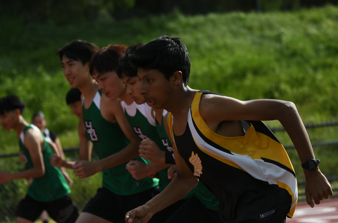 Gael Hernandez starts the 1-mile race.